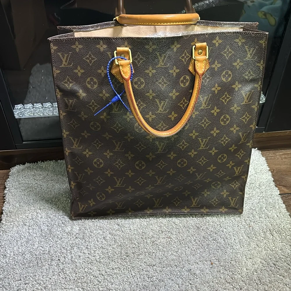 Louis Vuitton tote, rolled handles. Open top. - Picture 3 of 15